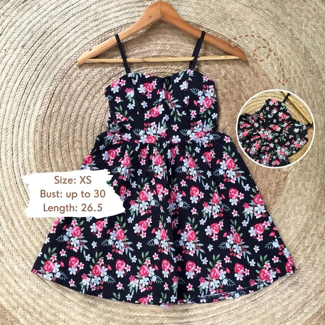 Floral thick padded mini dress (Category: Dresses) located in Pateros City. Submitted by soshifem (Listing ID 1464956487, Image 1). Description: size xs-s makapal & stretchable ang tela.