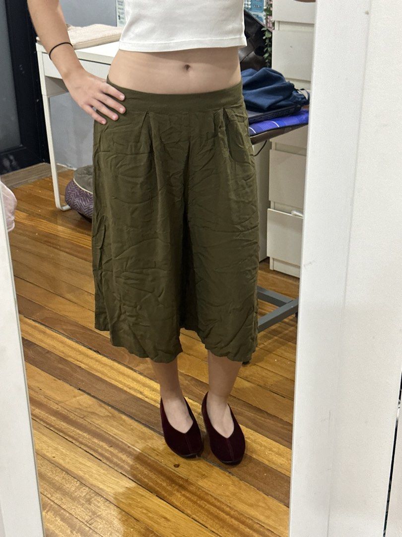 Forever 21 Green Culottes (Category: Other Bottoms) located in Paranaque City. Submitted by celinegab (Listing ID 1464888040, Image 2). Description: .
