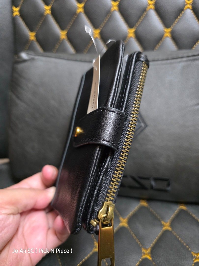 FOSSIL LAINIE BLACK WALLET (Category: Wallets & Card holders) located in Quezon City. Submitted by joansc (Listing ID 1464945383, Image 2). Description: SOURCED: CANADA 100% ORIGINAL ONLY W/TAG, POLYPLASTIC.
