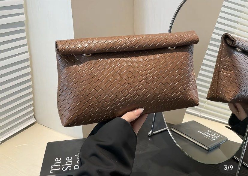 FREE POUCH/CLUTCH (Category: Purses & Pouches) located in Antipolo. Submitted by chamm_424 (Listing ID 1464868951, Image 1). Description: FREE if u purchase ₱350 from listing never been used.