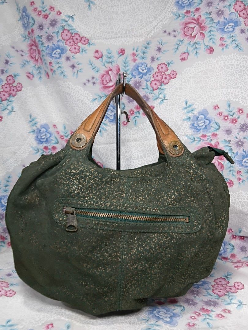 GAP 1969CANVAS SHOULDER BAG (Category: Shoulder Bags) located in General Mariano Alvarez. Submitted by adonid (Listing ID 1464854442, Image 1). Description: GAP 1969CANVAS SHOULDER BAG GOOD CONDITION NORMAL SIGN USAGE ONLY.