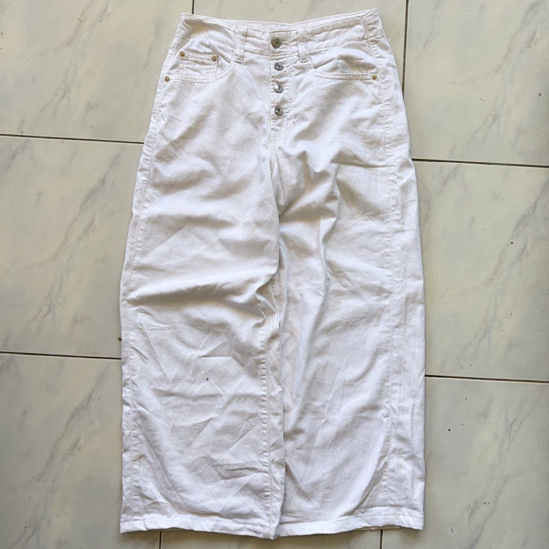 Gap Denim White Wide Leg Jeans (Category: Jeans) located in Manila. Submitted by sh1nryujin (Listing ID 1464823428, Image 2). Description: size : 31 rise : 13 thigh : 13 length : 38 hem : 12.