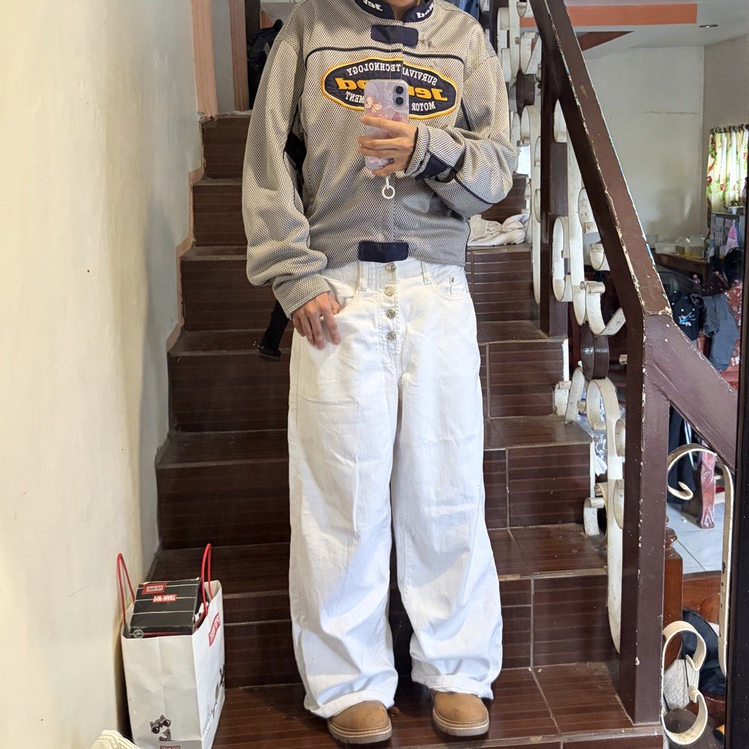 Gap Denim White Wide Leg Jeans (Category: Jeans) located in Manila. Submitted by sh1nryujin (Listing ID 1464823428, Image 3). Description: size : 31 rise : 13 thigh : 13 length : 38 hem : 12.