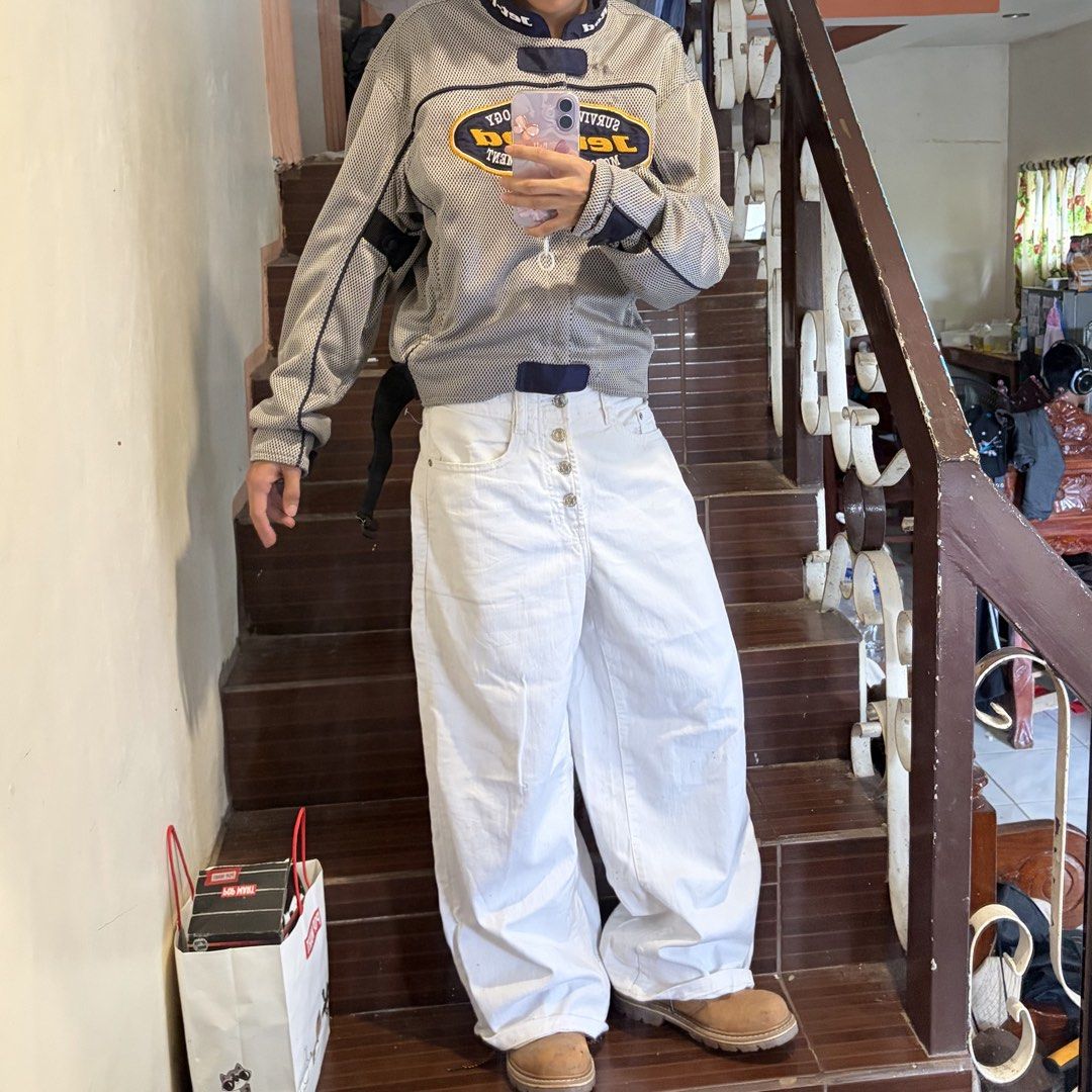 Gap Denim White Wide Leg Jeans (Category: Jeans) located in Manila. Submitted by sh1nryujin (Listing ID 1464823428, Image 1). Description: size : 31 rise : 13 thigh : 13 length : 38 hem : 12.