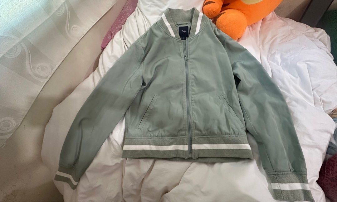 Gap jacket （分類：外套及戶外衣服）位於 Hong Kong。 由 itsmaimai 提交（商品編號 1464899284，圖片 1）。簡介： 。