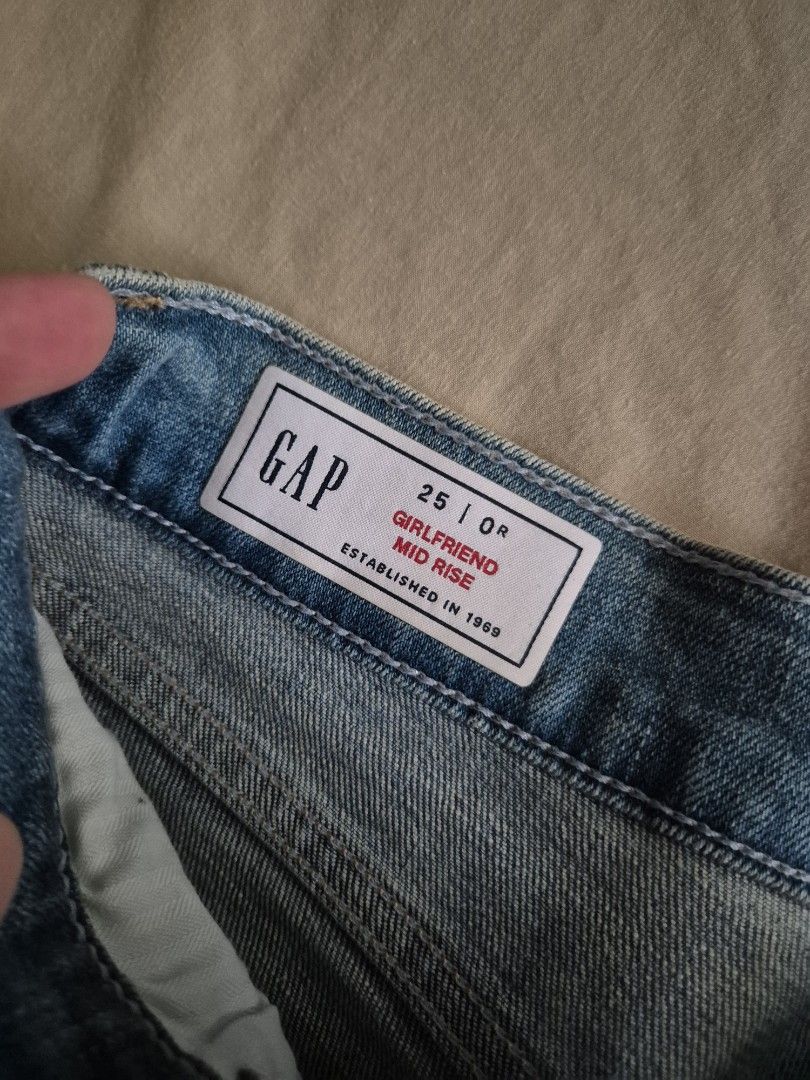 Gap Mid Rise Girlfriend Jeans Size 25 (Category: Jeans) located in Las Pinas. Submitted by katdideles (Listing ID 1464845220, Image 2). Description: item was never used but no more tag. pick up from las pinas / makati..