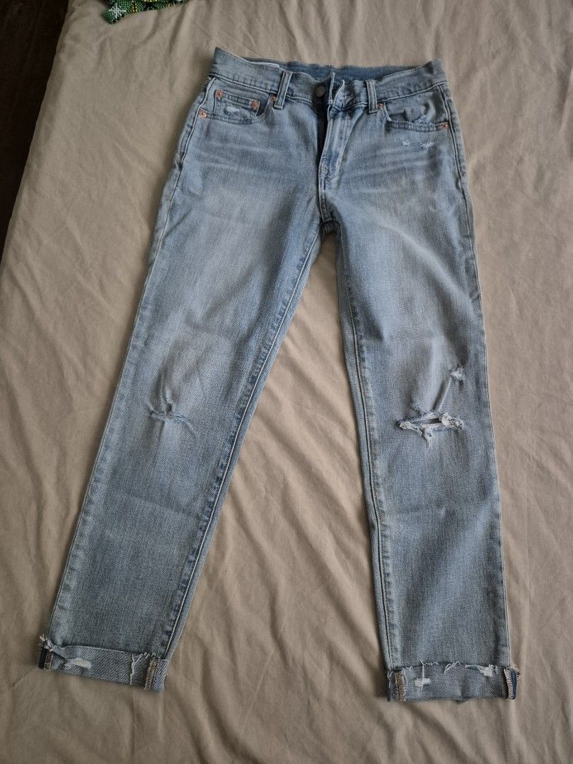 Gap Mid Rise Girlfriend Jeans Size 25 (Category: Jeans) located in Las Pinas. Submitted by katdideles (Listing ID 1464845220, Image 1). Description: item was never used but no more tag. pick up from las pinas / makati..