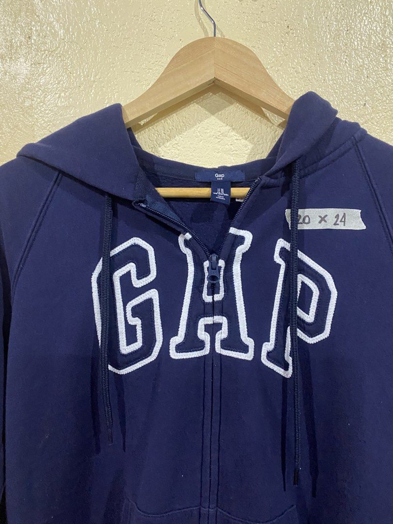 Gap zip up (Category: Coats, Jackets and Outerwear) located in Calapan. Submitted by mnlhabithrift23 (Listing ID 1464905498, Image 2). Description: Width : 20 Length : 24 Color rate : 9.5/10 Issue.