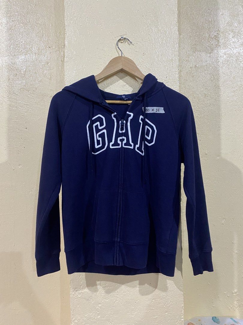 Gap zip up (Category: Coats, Jackets and Outerwear) located in Calapan. Submitted by mnlhabithrift23 (Listing ID 1464905498, Image 1). Description: Width : 20 Length : 24 Color rate : 9.5/10 Issue.