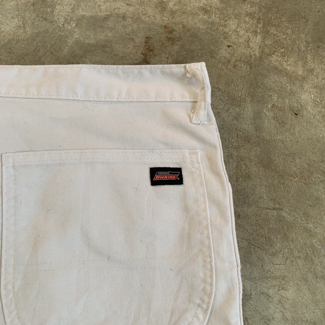 Genuine Dickies White Carpenter Shorts (Category: Shorts) located in Manila. Submitted by emplysthrift. (Listing ID 1464896562, Image 2). Description: Actual dimes on tapemeasure Waist "41 Length "23 Excellent Condition Colorrate: 9.5/10 Flaws: cutwash (authentic) Unli vouch/vc for safe transactions 📲 Location: Laspinas City, Metro Manila, Brngy Talon Uno. 📍 DM IF INTERESTED📥 - Authentic white Dickies carpenter shorts - Classic utility style w