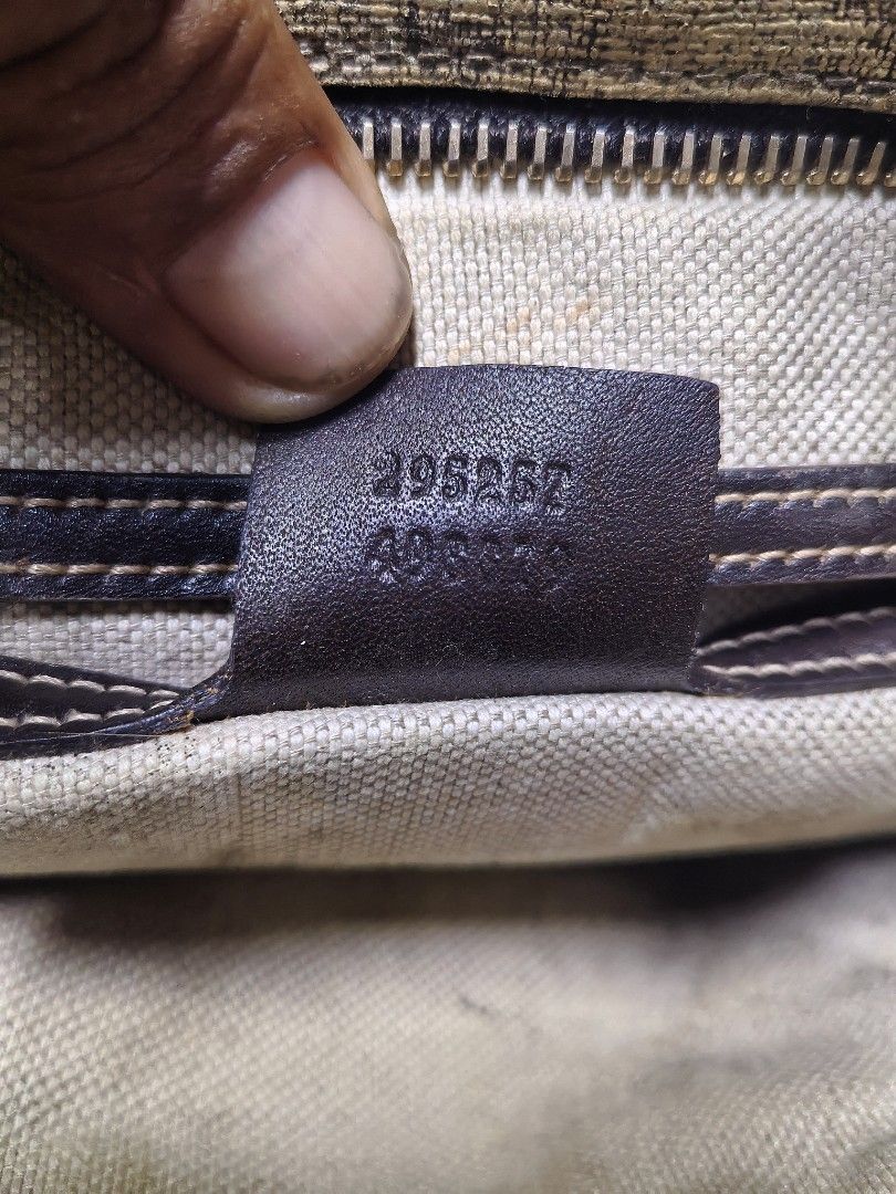 GG crossbody bag (Category: Luxury Bags & Wallets) located in Iloilo. Submitted by luxury.ilo1984 (Listing ID 1464883847, Image 3). Description: Guaranted Otentik / Original Sabi nang my ari... Very Good Condition my flaws Lang po kayo na bahala Kung anung gawin Dyan over all good condition ung bag... As is Where is Lang po ako dito Size nito is semi medium.