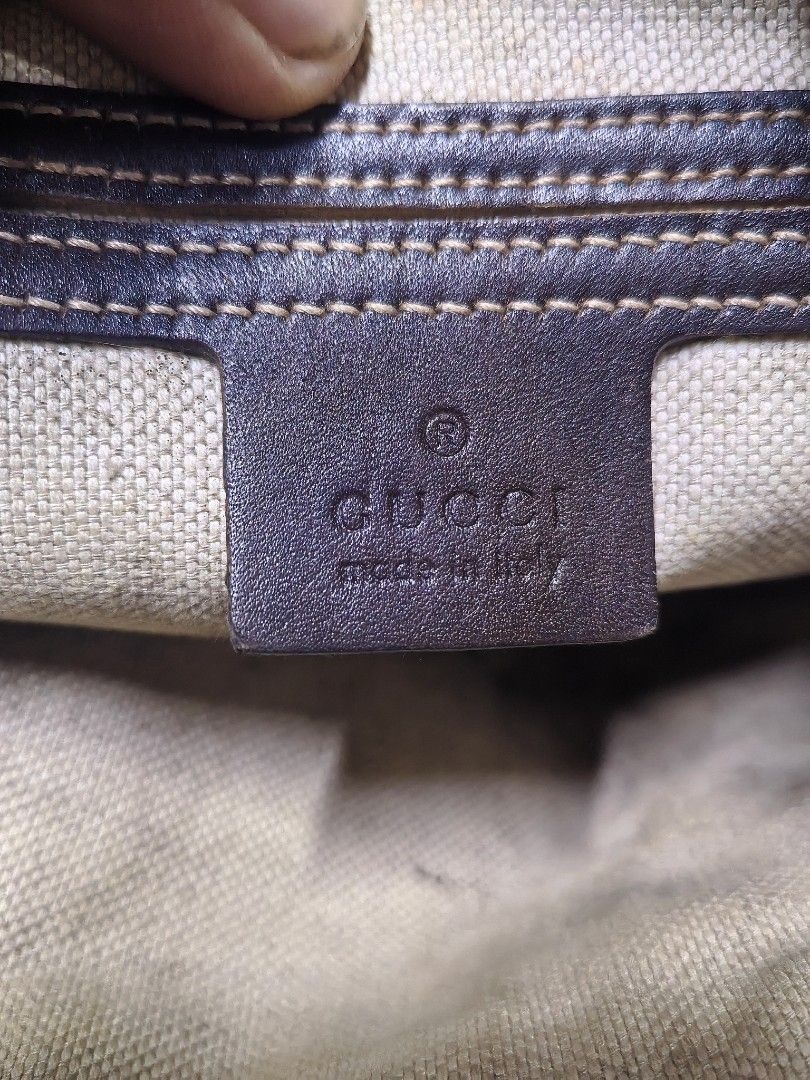 GG crossbody bag (Category: Luxury Bags & Wallets) located in Iloilo. Submitted by luxury.ilo1984 (Listing ID 1464883847, Image 2). Description: Guaranted Otentik / Original Sabi nang my ari... Very Good Condition my flaws Lang po kayo na bahala Kung anung gawin Dyan over all good condition ung bag... As is Where is Lang po ako dito Size nito is semi medium.