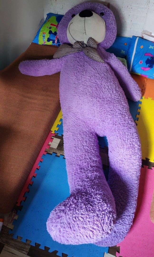 Giant teddy bear 6ft (Category: Community) located in Quezon City. Submitted by plantcorner (Listing ID 1464781463, Image 2). Description: 180cm Giant Excellent condition Via lalamove suv Hindi pwede sa motor Declutter.