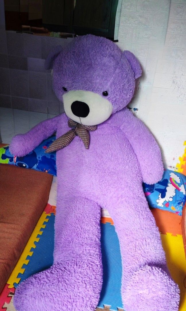 Giant teddy bear 6ft (Category: Community) located in Quezon City. Submitted by plantcorner (Listing ID 1464781463, Image 1). Description: 180cm Giant Excellent condition Via lalamove suv Hindi pwede sa motor Declutter.