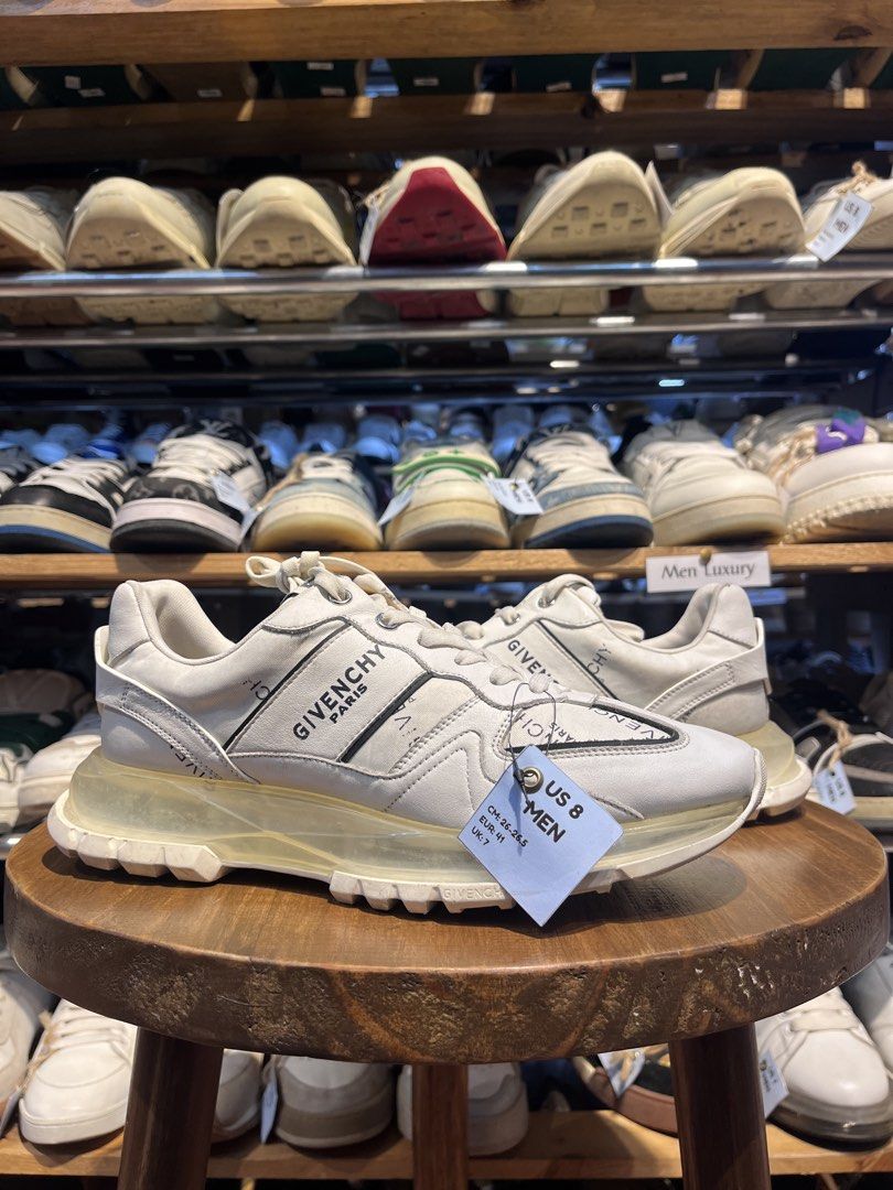 GIVENCHY 26.5cm (Category: Casual Shoes) located in Baguio. Submitted by shoelux (Listing ID 1464841433, Image 1). Description: .