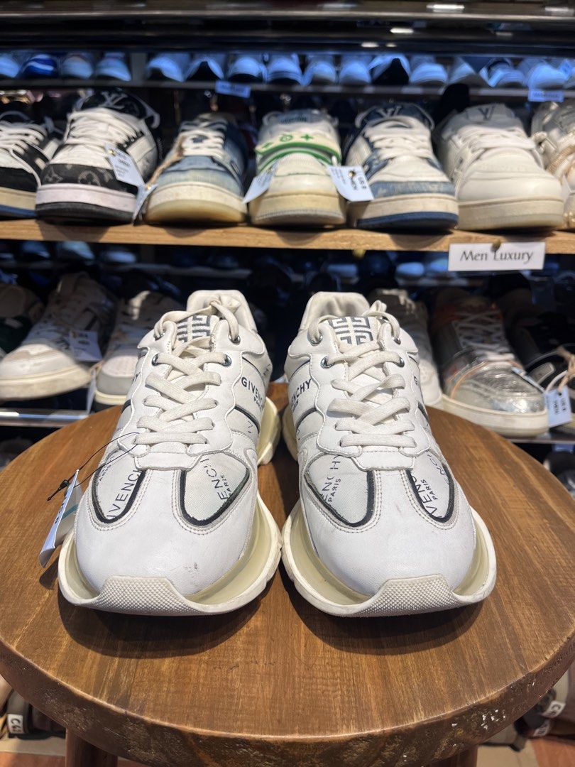 GIVENCHY 26.5cm (Category: Casual Shoes) located in Baguio. Submitted by shoelux (Listing ID 1464841433, Image 2). Description: .