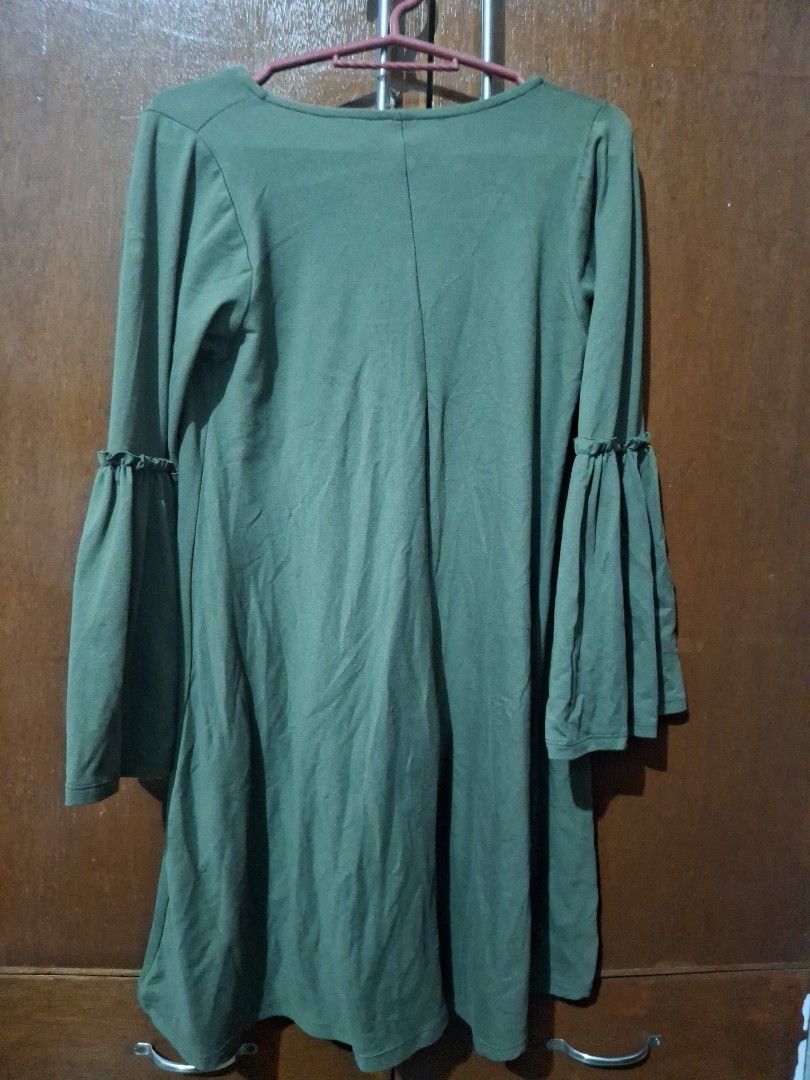 Green dress (Category: Dresses) located in Quezon City. Submitted by 042361 (Listing ID 1464836596, Image 2). Description: - Color: Green dress - Style: Simple, effortless, easy to throw on for any occasion - Design: Long sleeves and a beautiful flowing hem - Fabric: Soft drape, very comfortable to wear - Condition: Barely used, needs a better home since it mostly stays in the closet.