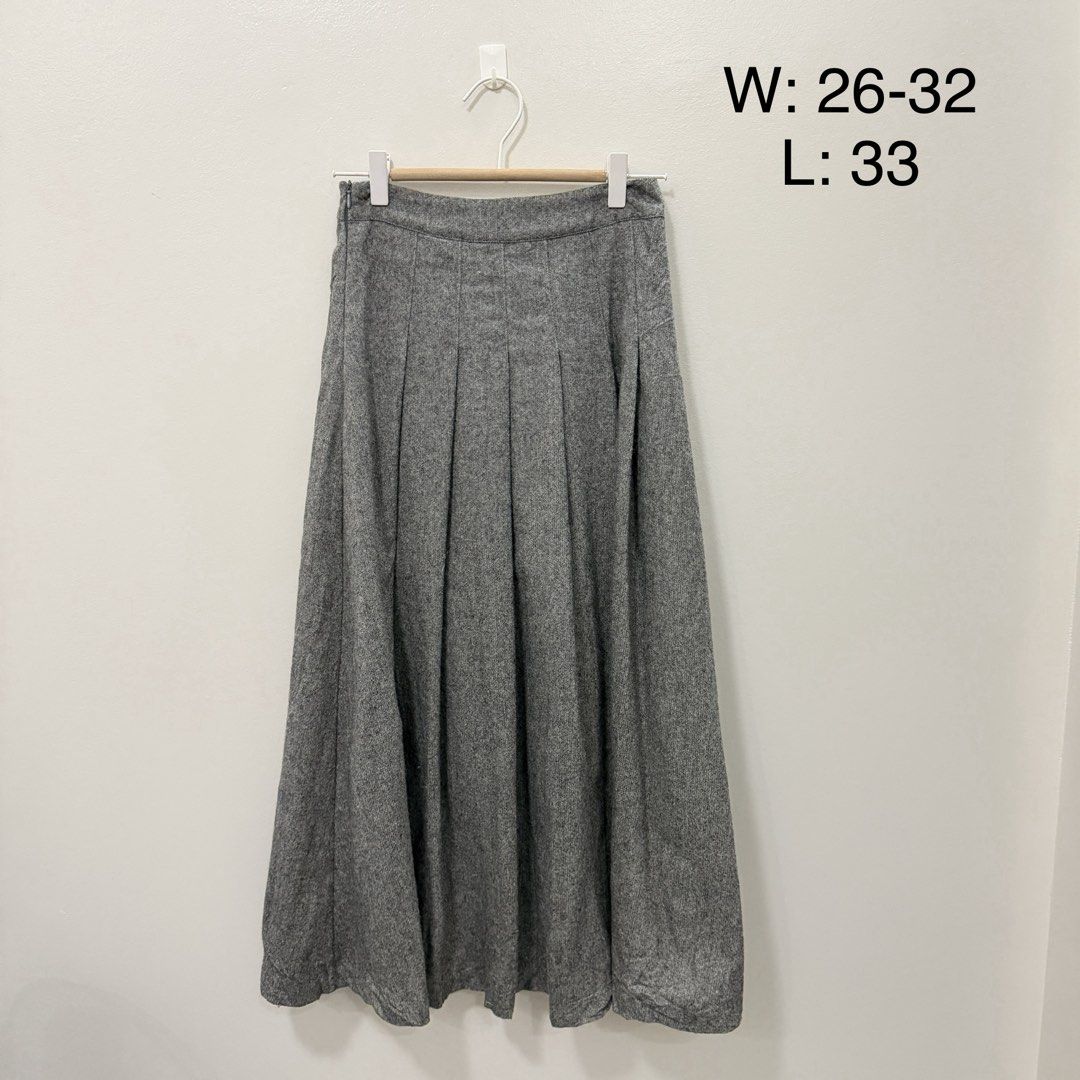 Grey Pleated Midi Skirt (Category: Skirts) located in Rodriguez. Submitted by jrms23 (Listing ID 1464913699, Image 1). Description: - Style: Classic vintage grey midi skirt with all-around box pleats - Material: Textured wool-blend fabric, warm and structured - Fit: High-waisted with a convenient side zipper closure - Measurements: Waist stretches from 26 to 32 inches, length is 33 inches - Pairing: Ideal for cooler weather, goes great with sweat