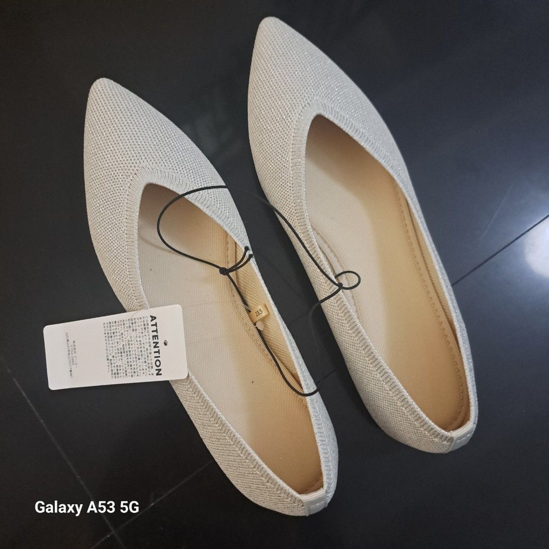 GU 23.5 (Category: Flats & Sandals) located in Pasig City. Submitted by zirkybaby (Listing ID 1464836650, Image 1). Description: RFS wrong size.