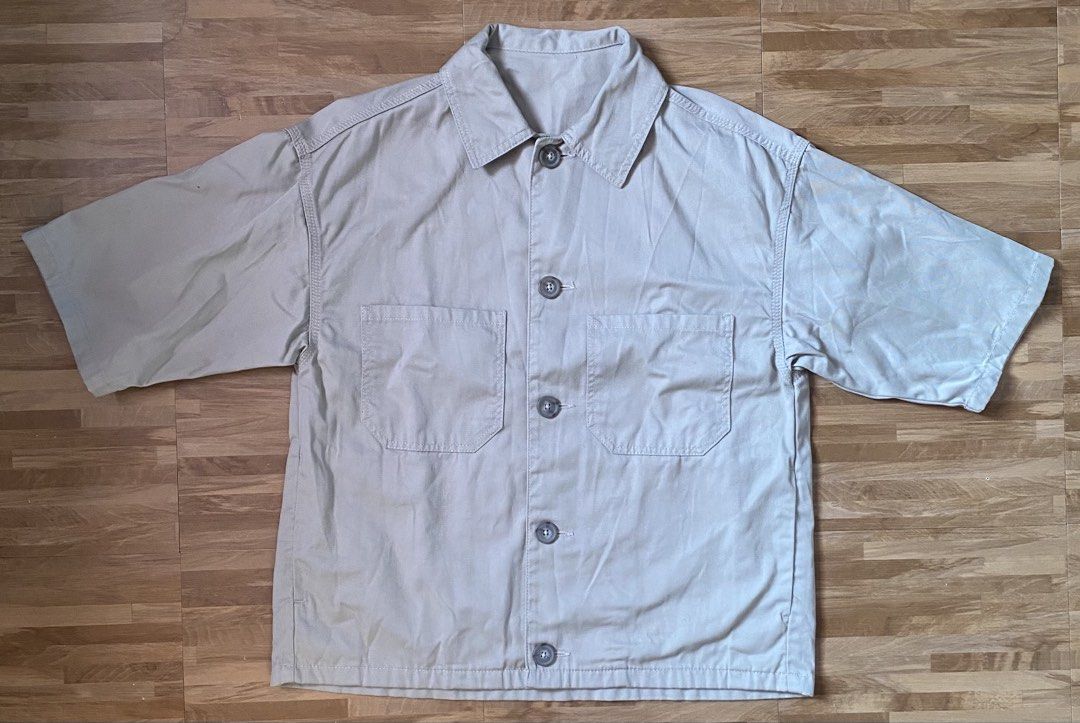 GU boxy chef shirt uniqlo (Category: Coats, Jackets and Outerwear) located in Dagupan City. Submitted by well.layed (Listing ID 1464780801, Image 1). Description: beige w21 x l25.