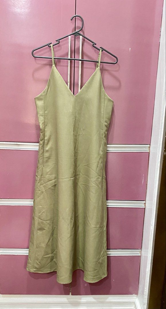 GU Green Spaghetti Strap Midi Dress Size S (Category: Dresses) located in Quezon City. Submitted by buysome.getsome (Listing ID 1464821142, Image 1). Description: - Brand: GU - Color: Khaki green - Size: S (fits 155/80A) - Length: Midi.
