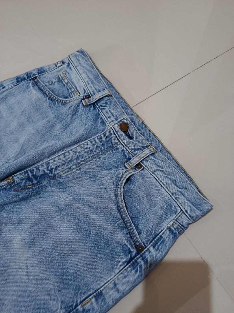 GU Light washed baggy ‼️ (Category: Coats, Jackets and Outerwear) located in Kiblawan. Submitted by joey012602 (Listing ID 1464894929, Image 2). Description: GU - Baggy Light washed blue 🥶🔥 Waistline 30 -31 ‼️ Mine 550 Only Very Excellent Condition from Japan Bale 📍 Location: Kiblawan Davao del Sur Courier: J&T.