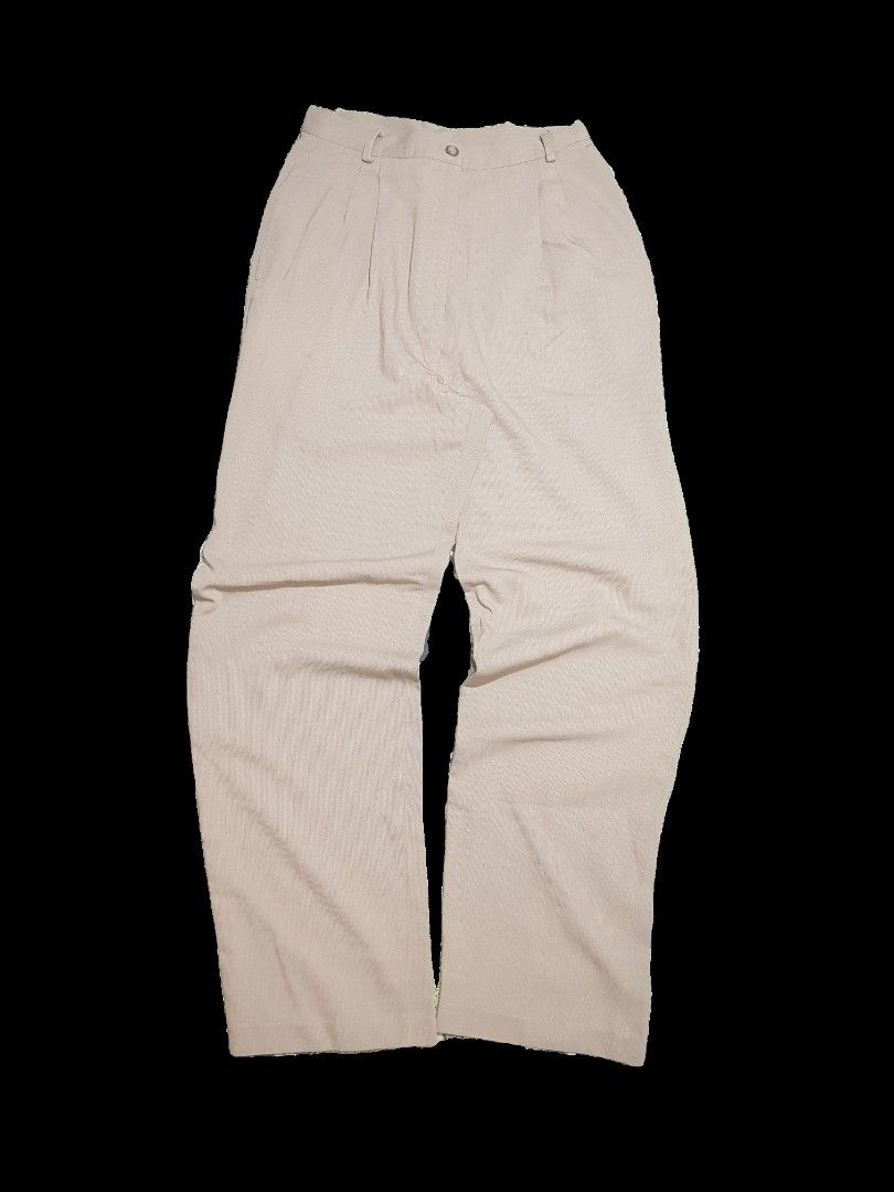 GU pants (Category: Other Bottoms) located in Manila. Submitted by arttchive (Listing ID 1464910224, Image 1). Description: G2000 straight pants (Women) Length: 39.5 Waist: 26 Leg hole: 8 Color rate: 9/10 Excellent condition ₱399.00+shipp Available✅.