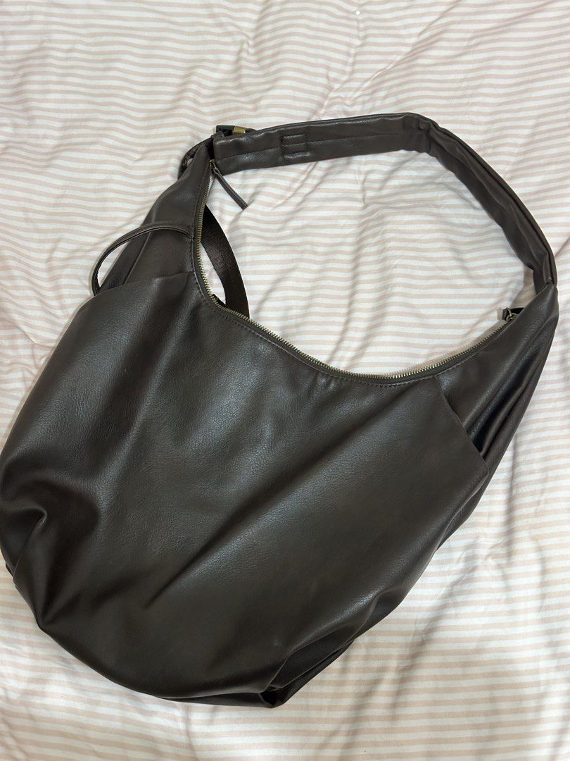 GU Slouchy Shoulder Bag (Category: Shoulder Bags) located in Quezon City. Submitted by luckyturtle.7aaed9 (Listing ID 1464878454, Image 1). Description: Bought this in Taiwan 2025 - Condition: Clean inside and out, great for everyday use.