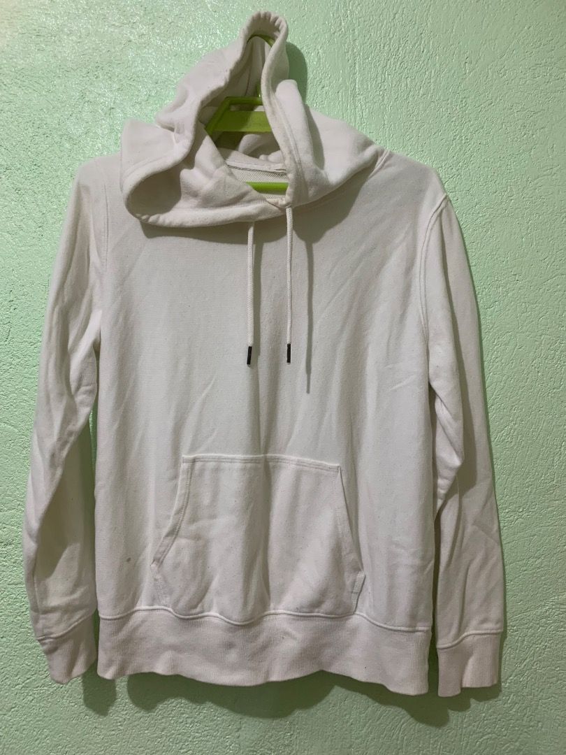 GU White Hoodie Size XL (Category: Hoodies) located in Daraga. Submitted by ryrilim (Listing ID 1464919613, Image 1). Description: - Brand: GU - Color: White - Size: XL - Material: Comfortable cotton and polyester blend - Features: Drawstring hood and front kangaroo pocket - Details: Ribbed cuffs and hem - Fit: Relaxed and comfortable for daily casual wear.