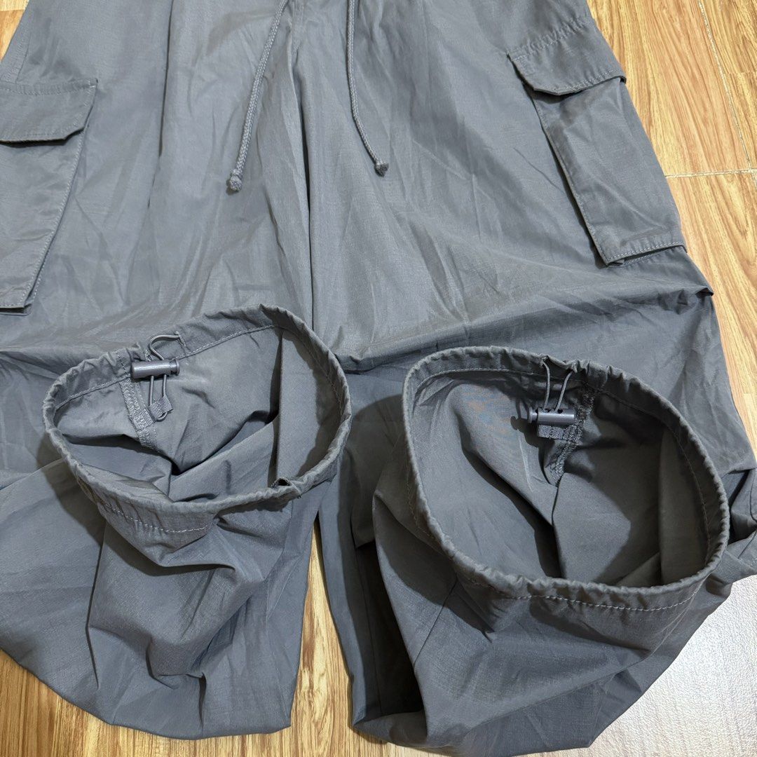 GU WOMEN’S CARGO PARACHUTE PANTS (Category: Other Bottoms) located in Manila. Submitted by thrifthing_121102 (Listing ID 1464896276, Image 2). Description: GU WOMEN’S CARGO PARACHUTE PANTS •SIZE LARGE •WAIST - 27-32” •LENGTH - 40” •HEM - 9.5” •EXCELLENT CONDITION •NO ISSUES ₱599 + SF ✅All items are in excellent to new condition. ✅Color may vary due to lighting. 📦J&T Express or Lalamove Shipping. 💸Gcash Payment. 📍Moonwalk, Paranaque City.