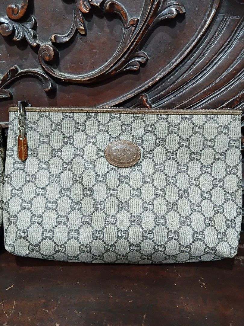 Gucci plus clutches bundle (Category: Clutches) located in Quezon City. Submitted by threetwotwo2ndaccount (Listing ID 1464885145, Image 2). Description: gucci plus bundle clutches made in italy no inclusion gucci no handle-good condition exterior and interior, riri zipper gucci with handle- exterior good condition, interior nagstart ng magpowder, riri zipper as is bawal sa maselan bawal sa barat.