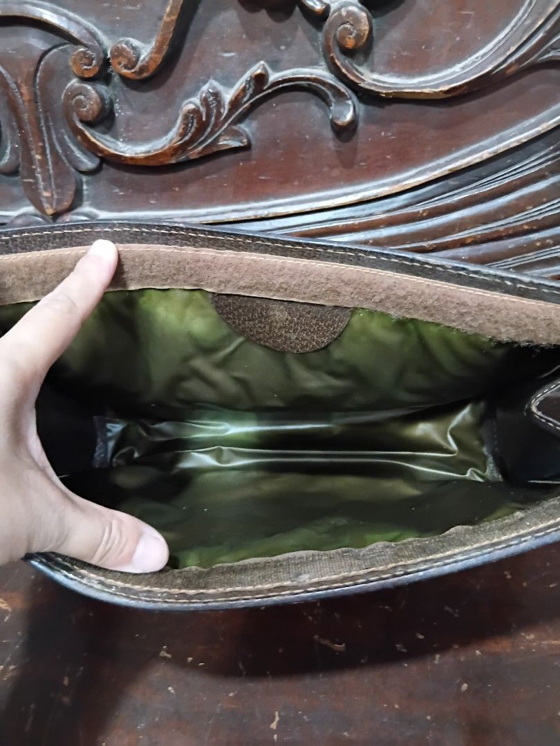 Gucci vintage clutch (Category: Clutches) located in Quezon City. Submitted by threetwotwo2ndaccount (Listing ID 1464884543, Image 3). Description: Gucci vintage clutch bag no inclusion size:H-7.5",L-11" bawal sa maselan bawal sa barat.