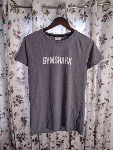 GYMSHARK WMNS SPELLOUT LOGO TEE // Large (Category: Shirts) located in Legazpi City. Submitted by urbangarmentsarch4500 (Listing ID 1464870936, Image 1). Description: GYMSHARK WMNS SPELLOUT LOGO TEE Excellent Condition Large Womens W 19.5 L 26 NO ISSUE 👾 GRAB 600 (Automatically YOURS)⛓️ --- ‼️w/ FREE STICKERS FOR EVERY PURCHASE⁉️ 🛒🛒🛒 BUY. SELL. TRADE. CONSIGN🗣️🤝🏼 BLESS THY HUSTLE! 🧿✨.
