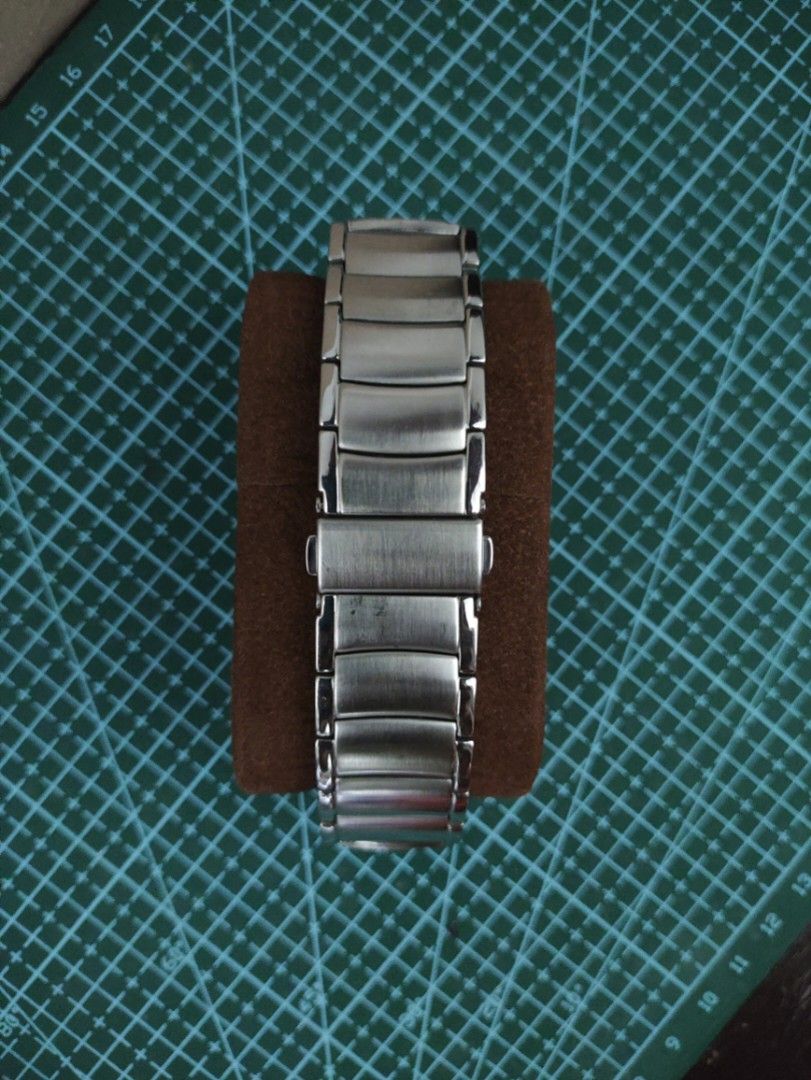HAMLIN Ultra Thin Tank Watch Day Date Display (Category: Men's Watches) located in Mangatarem. Submitted by kacchon (Listing ID 1460184459, Image 2). Description: - Hamlin ultra-thin watch - Silver tone strap - Mother of Pearl Dial with day and date display at 3 o'clock - Classic rectangular case - American Watch - Integrated Bracelet with Complete Links - Negotiable Price.