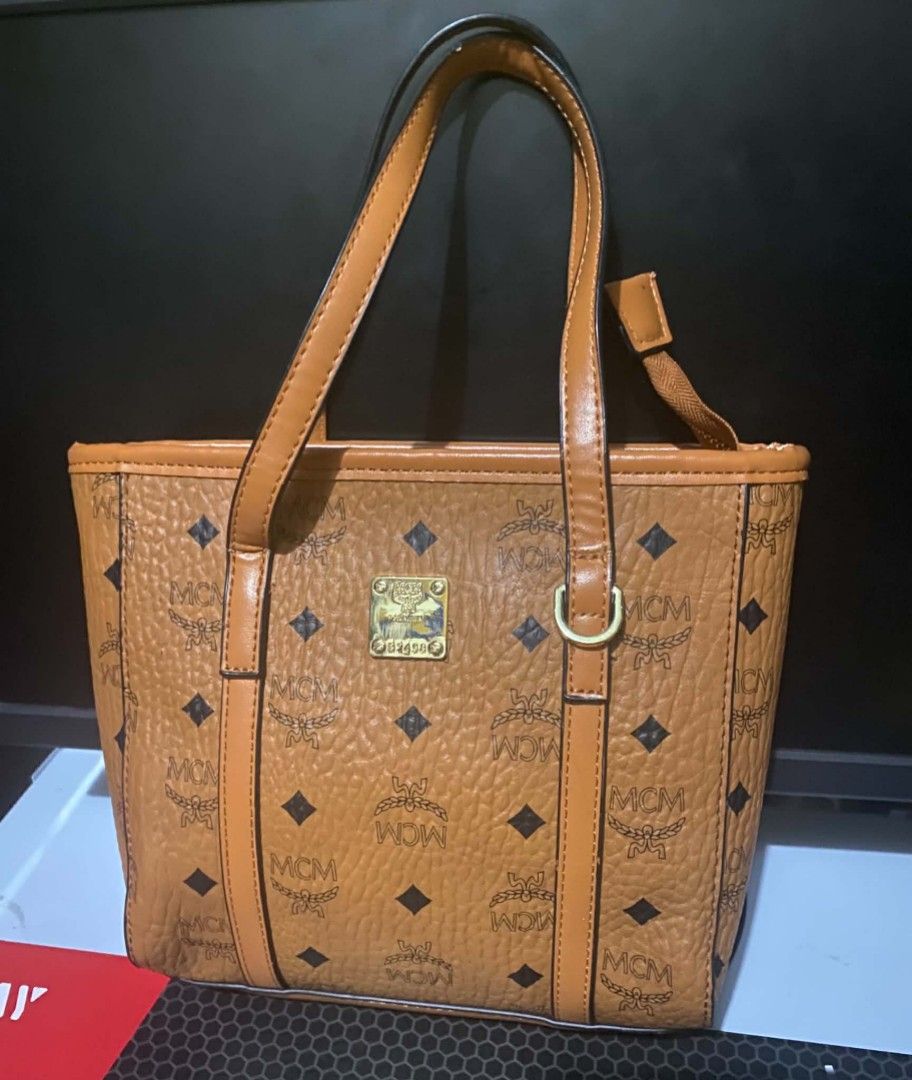 Hand bag (Category: Shoulder Bags) located in Manila. Submitted by glaiza02 (Listing ID 1464882531, Image 2). Description: .