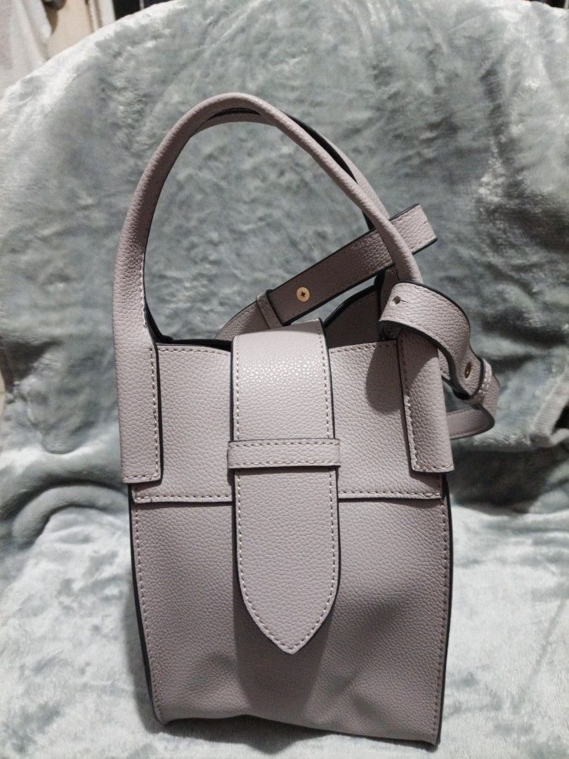 Hand/ Shoulder Bag (Category: Shoulder Bags) located in Davao. Submitted by hermiepiam75360 (Listing ID 1464866917, Image 1). Description: .