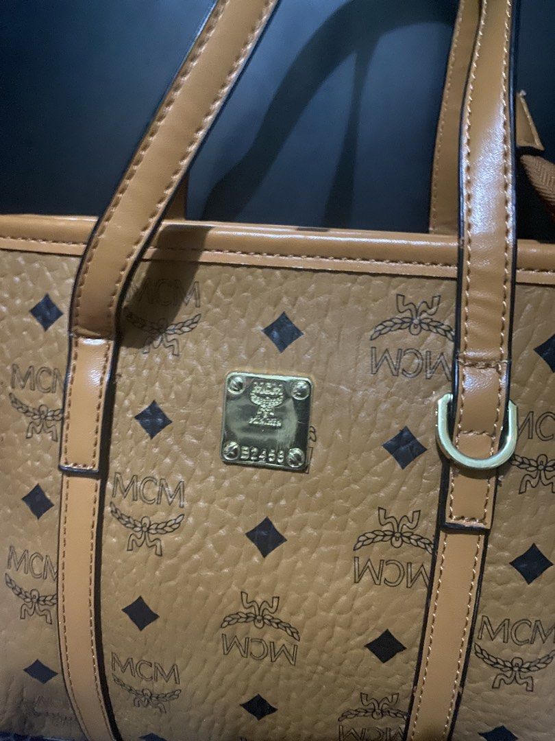 Handbag (Category: Shoulder Bags) located in Manila. Submitted by gelaimarieh (Listing ID 1464874442, Image 3). Description: .