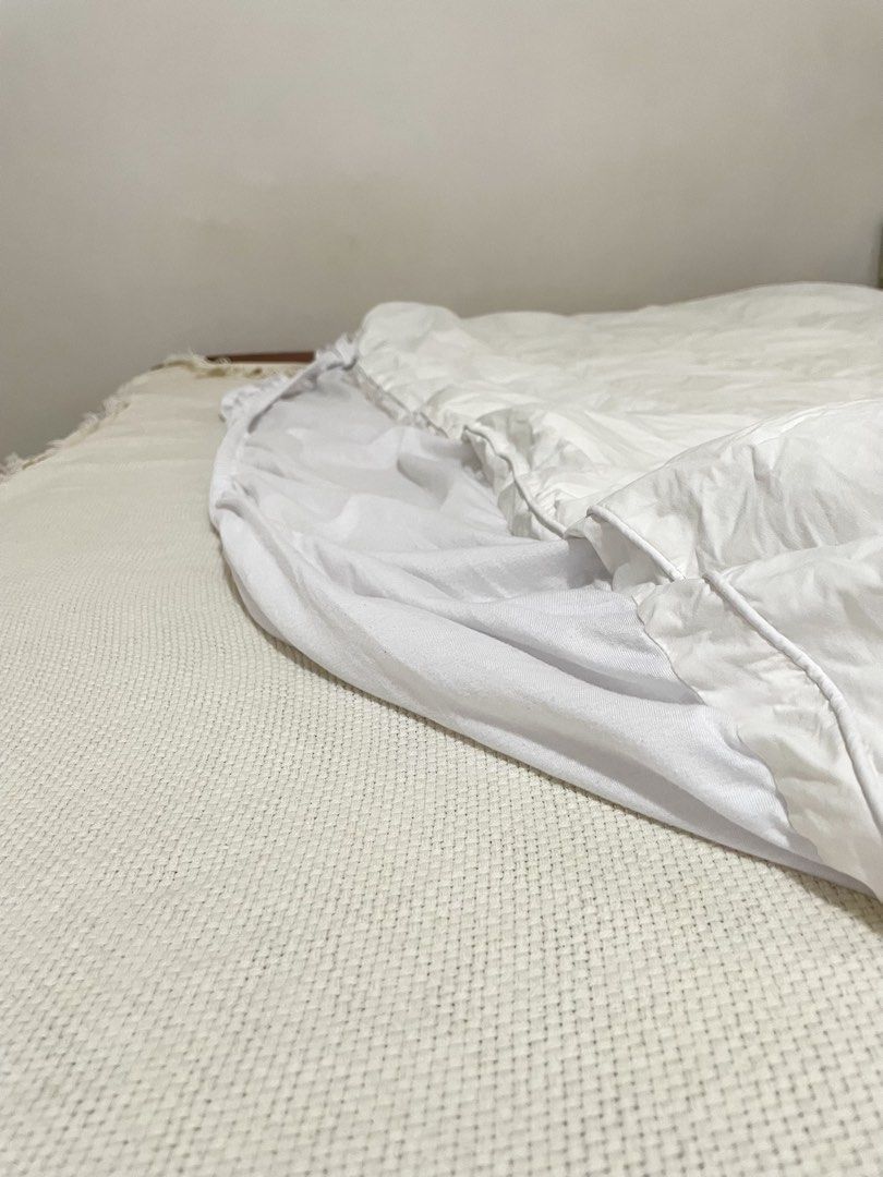 Healthy Home Twin Mattress Protector White (Category: Bedding & Towels) located in Quezon City. Submitted by iamnej (Listing ID 1464946645, Image 2). Description: - Size: Twin (39" x 75"), fits mattresses up to 14" deep - Color: White - Protection: Treated with Sanitized tech against bacteria, mold, and dust mites - Material: Combed cotton japara cover with microfibre polyester filling - Care: Machine washable on gentle cycle ————————————————————