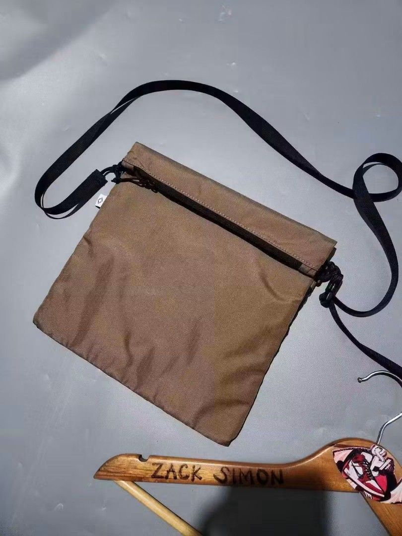 HELINOX x UNIQLO (Category: Sling Bags) located in General Santos City (Dadiangas). Submitted by alzacksimo35414 (Listing ID 1464856954, Image 2). Description: 650 +sf PHOTO MAY VARY DUE TO LIGHTING 🥰 Brand: HELINOX x UNIQLO waterproof ✅️actual dimention 10 × 12 ✅️as new condition ✅️9.8 colorate ✅no issue DISCLAIMER: Please note that I ZACK SIMON is not affiliated with or endorsed by any brand. Any brand names or trademarks mentioned are the pro