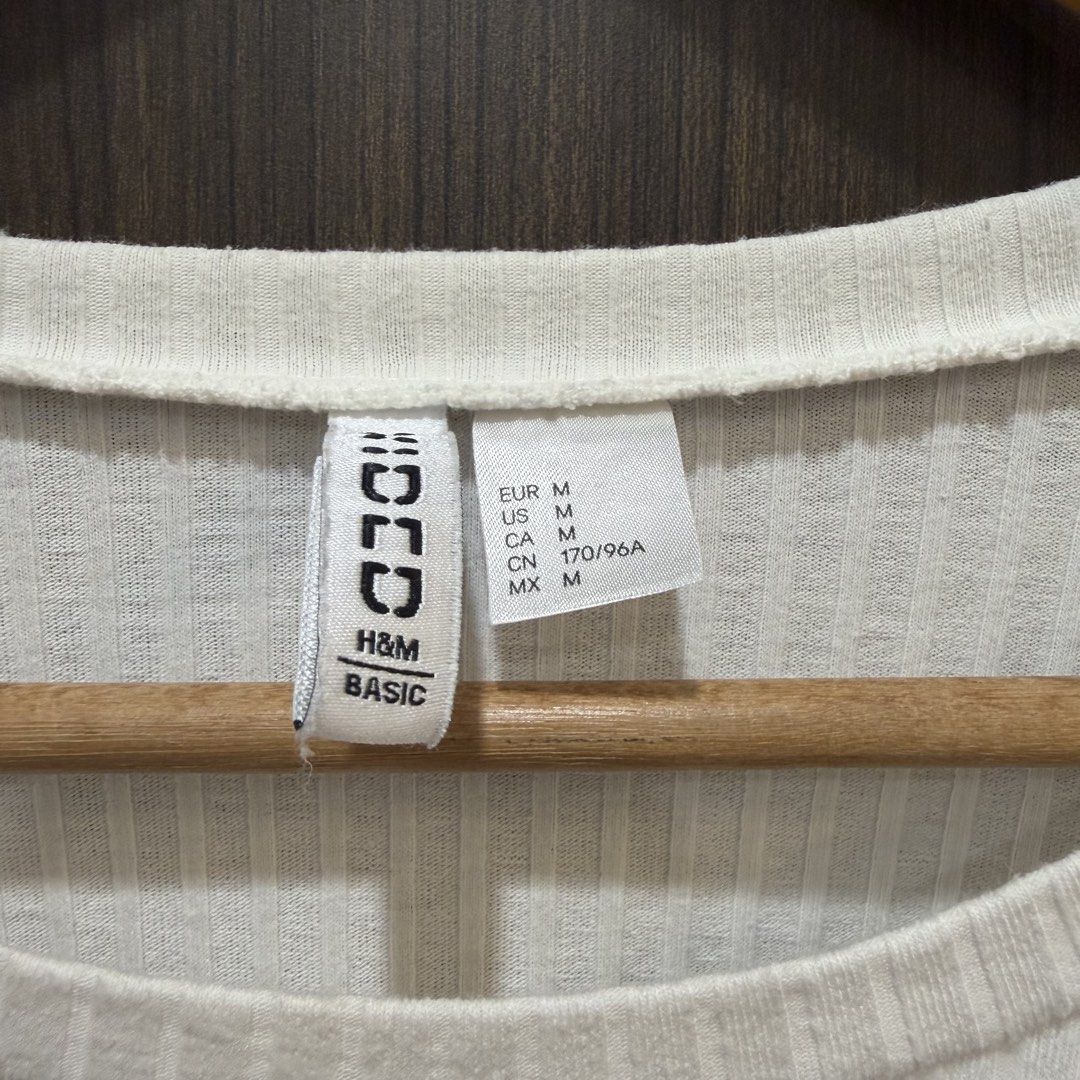 H&M Basic White Ribbed Long Sleeve Crop Top (Category: Longsleeves) located in Marikina City. Submitted by lou.and.trio (Listing ID 1464915520, Image 2). Description: .