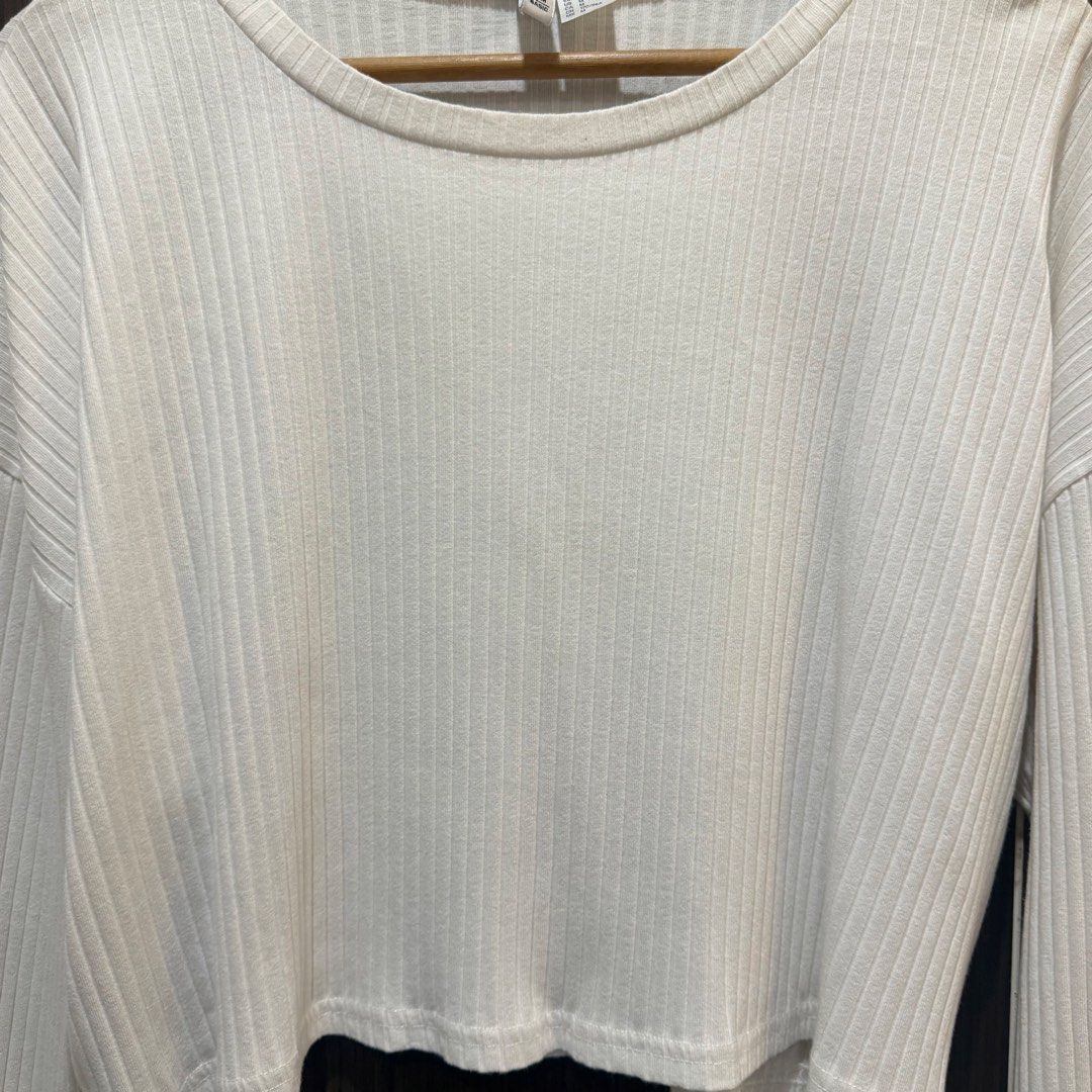 H&M Basic White Ribbed Long Sleeve Crop Top (Category: Longsleeves) located in Marikina City. Submitted by lou.and.trio (Listing ID 1464915520, Image 3). Description: .