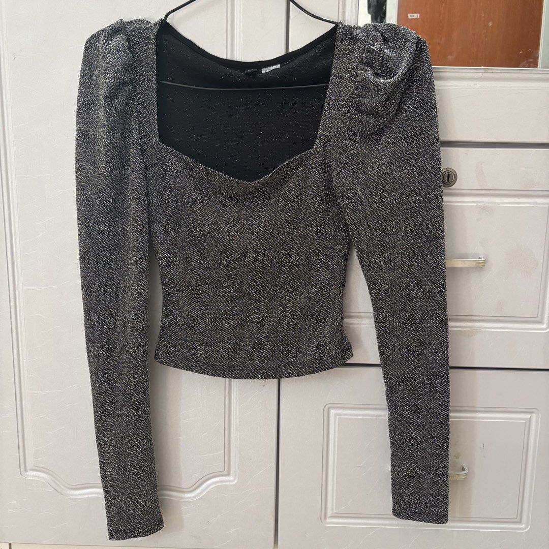 H&M Black Glittery Puff Sleeve (Category: Longsleeves) located in Binan City. Submitted by mypreloved_haul (Listing ID 1464815454, Image 1). Description: LAST PRICE POSTED! NEVER USED! FOR SURE BUYERS ONLY..