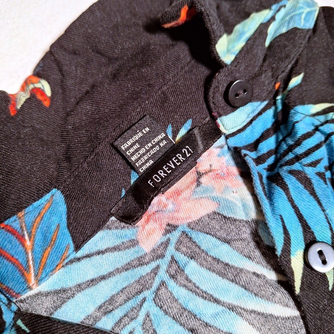 [H&M] Black Tropical Polo (Category: Blouses) located in Manila. Submitted by yenna.thrift (Listing ID 1464905415, Image 2). Description: Best fits: extra small to small material: rayon conditon: 10/10 reason for sale: does not fit me anymore - - #casual #tropical.