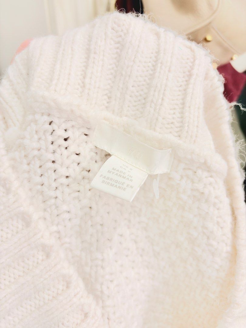 H&M cable knitted white vest (Category: Sleeveless) located in Lucena. Submitted by outfyndbyia_07123 (Listing ID 1464891565, Image 2). Description: Knitted vest Small on tag.