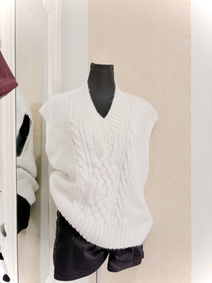 H&M cable knitted white vest (Category: Sleeveless) located in Lucena. Submitted by outfyndbyia_07123 (Listing ID 1464891565, Image 3). Description: Knitted vest Small on tag.