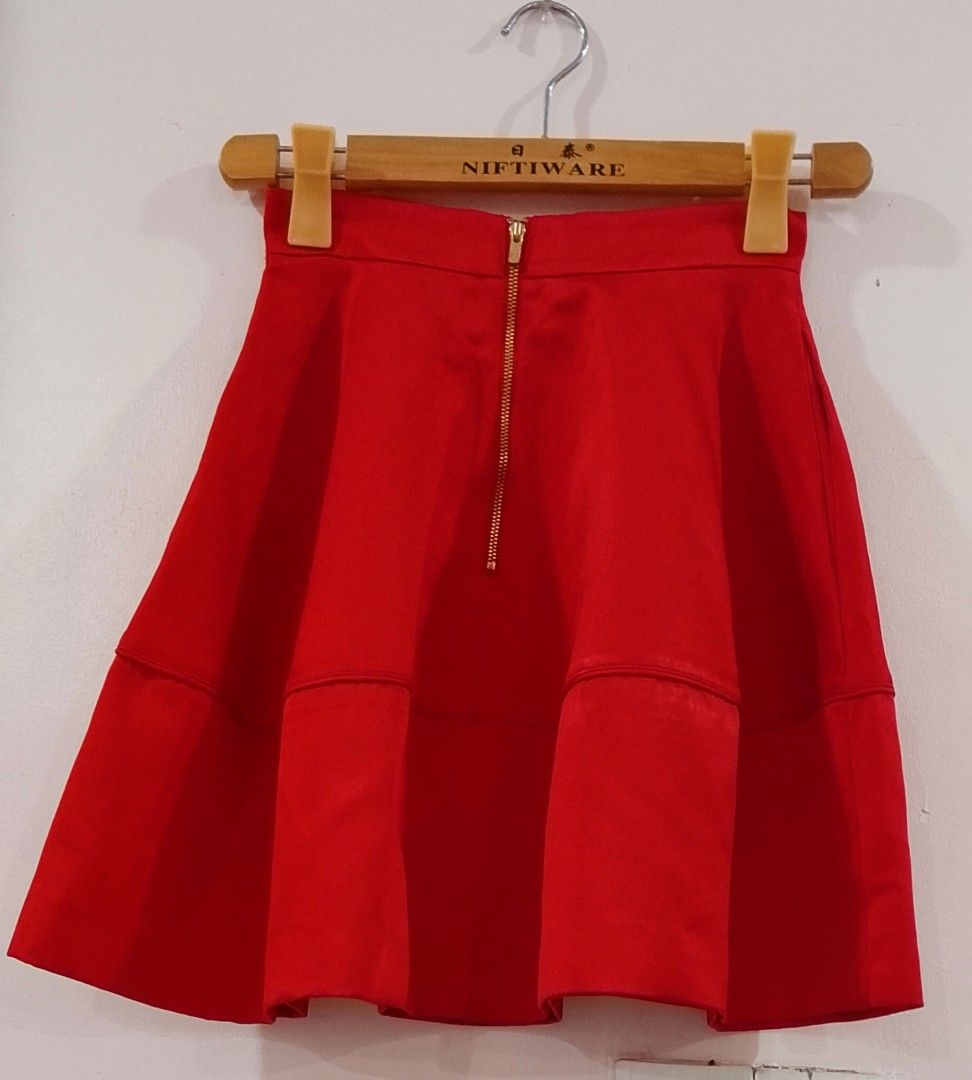 H&M classic red structured circle skirt (Category: Skirts) located in Cabanatuan. Submitted by miss.maia (Listing ID 1464904780, Image 3). Description: H&M classic red structured circle skirt featuring a distinctive horizontal panel seam detailing across the middle. It is crafted with a high waist, dynamic pleats, and a flared, tiered silhouette that holds its volume well.