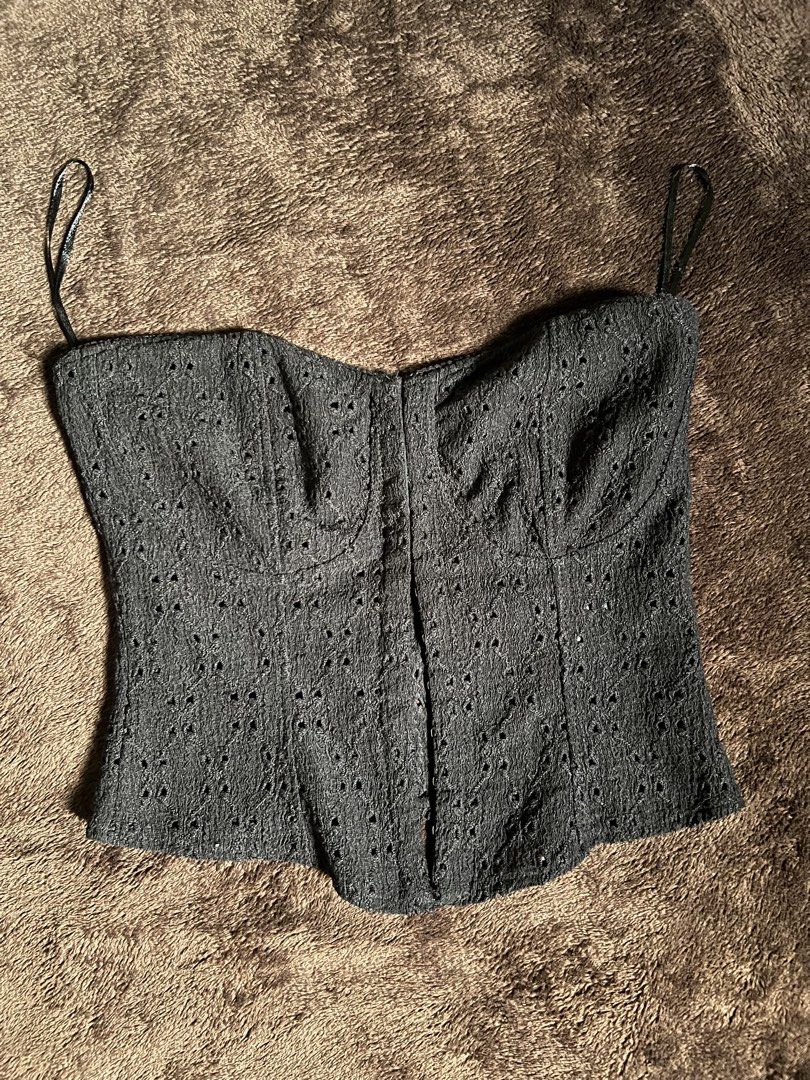 H&M Corset Eyelet Top (Category: Sleeveless) located in Quezon City. Submitted by May.finds (Listing ID 1464845255, Image 1). Description: .
