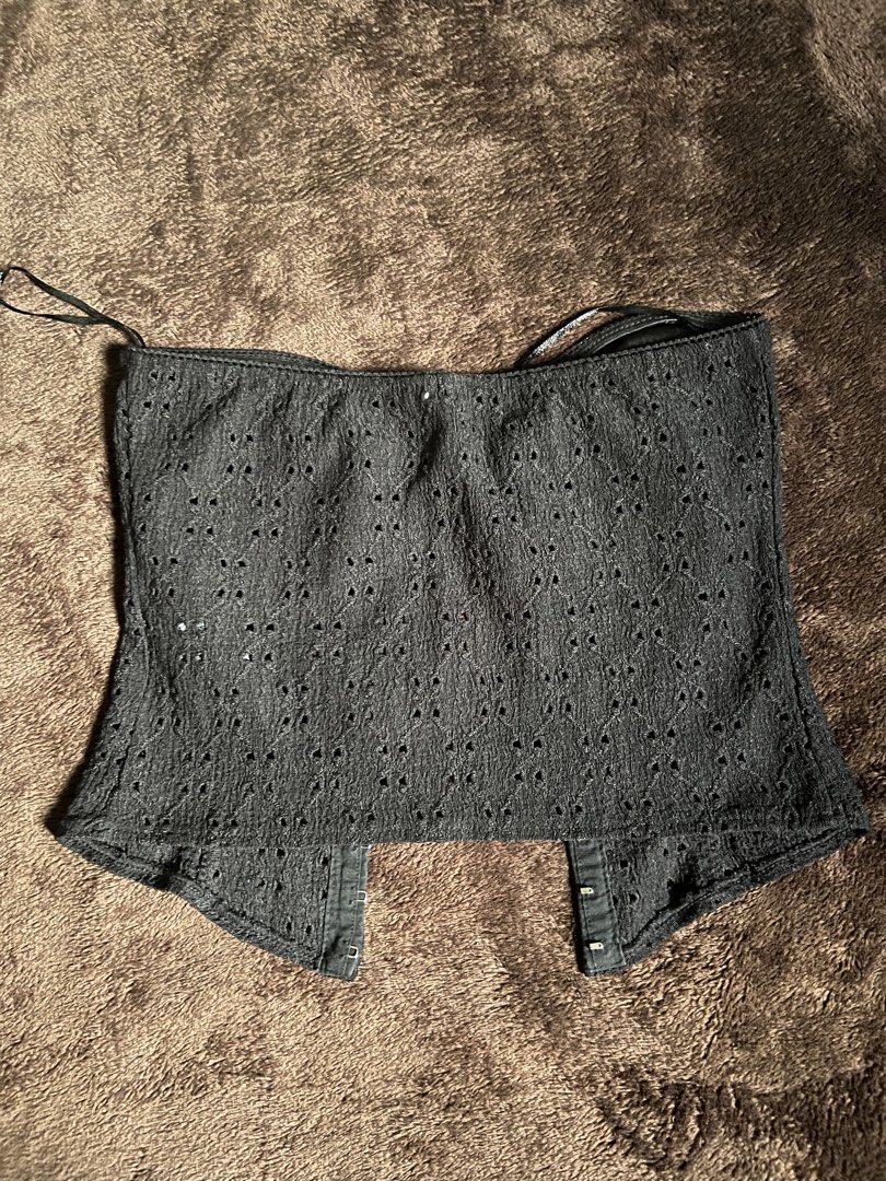H&M Corset Eyelet Top (Category: Sleeveless) located in Quezon City. Submitted by May.finds (Listing ID 1464845255, Image 2). Description: .