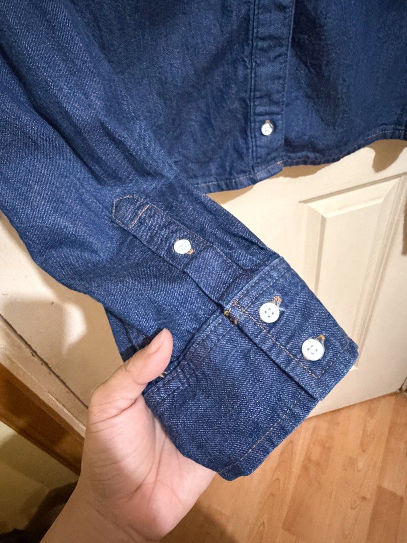 H&M Cropped Denim Top (XL) (Category: Longsleeves) located in Pasig City. Submitted by paolasoriano_wind (Listing ID 1464845906, Image 3). Description: Like new. Worn 2x only. Condition 10/10. No flaws. XL, super flattering for curvy shapes. Premium but comfy fabric (not too thin or too thick). Looks like Zara. Very chic. Purchased last month from H&M Greenbelt. Original Price: P1,499.
