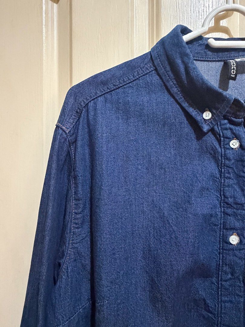 H&M Cropped Denim Top (XL) (Category: Longsleeves) located in Pasig City. Submitted by paolasoriano_wind (Listing ID 1464845906, Image 2). Description: Like new. Worn 2x only. Condition 10/10. No flaws. XL, super flattering for curvy shapes. Premium but comfy fabric (not too thin or too thick). Looks like Zara. Very chic. Purchased last month from H&M Greenbelt. Original Price: P1,499.